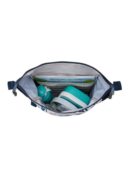 Ela Mo™ Kinderrucksack (6-10 Jahre) | Pastel Land. Im innenbereich des Rucksacks liegen eine Flasche, Bücher und Lunchbox.