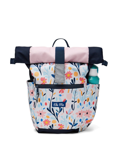 Ela Mo™ Kinderrucksack (6-10 Jahre) | Pastel Land. Floral gemusterter Rucksack mit einer Wasserflasche in der Seitentasche.