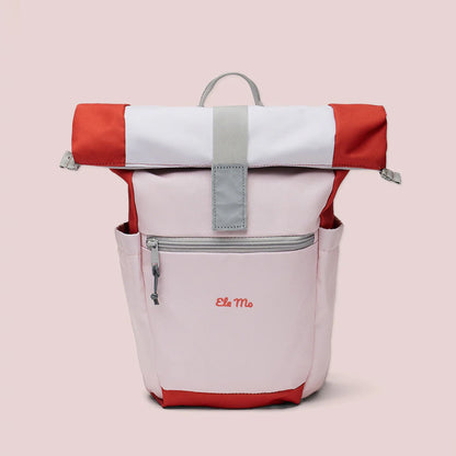 Ela Mo™ Kinderrucksack (6-10 Jahre) | Cotton Candy. Ein Rucksack in rosa Farben auf rosafarbenem Hintergrund.