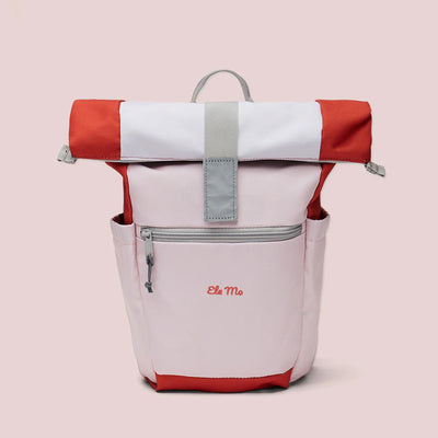 Ela Mo™ Kinderrucksack (6-10 Jahre) | Cotton Candy. Ein Rucksack in rosa Farben auf rosafarbenem Hintergrund.