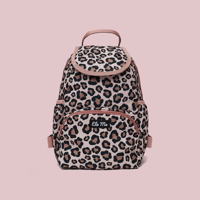 Ela Mo™ Mini Rucksack | Leo im Leoparden-Design auf einem hellrosa Hintergrund
