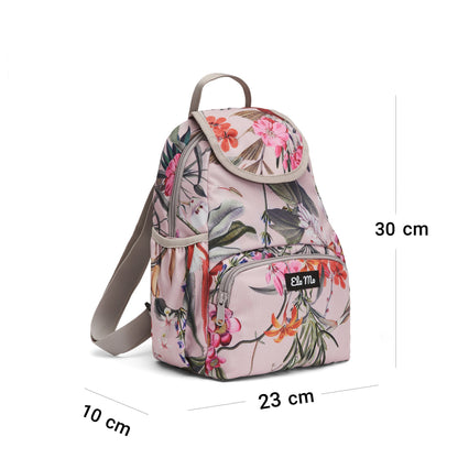Ela Mo™ Mini Rucksack | Luxe. Floral gemusterter Rucksack mit Maßangaben auf weißem Hintergrund.
