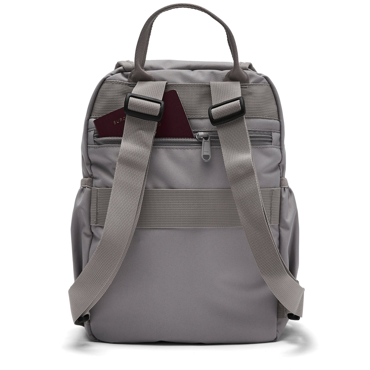 Ela Mo™ Mini Rucksack | Warm Grey. Die Rückseite des Rucksacks mit Schulterriemen und kleinem Außenfach.
