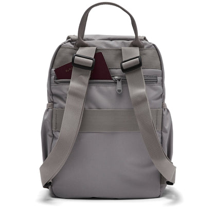 Ela Mo™ Mini Rucksack | Warm Grey. Die Rückseite des Rucksacks mit Schulterriemen und kleinem Außenfach.