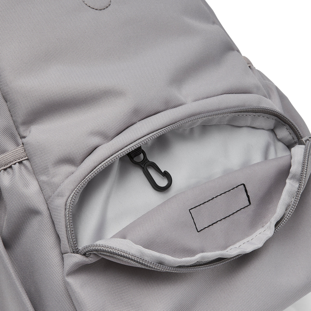 Ela Mo™ Mini Rucksack | Warm Grey. Innenbereich des Außenfachs mit integriertem Schlüsselanhänger.