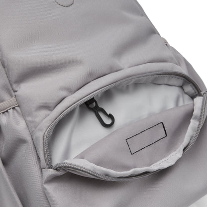 Ela Mo™ Mini Rucksack | Warm Grey. Innenbereich des Außenfachs mit integriertem Schlüsselanhänger.