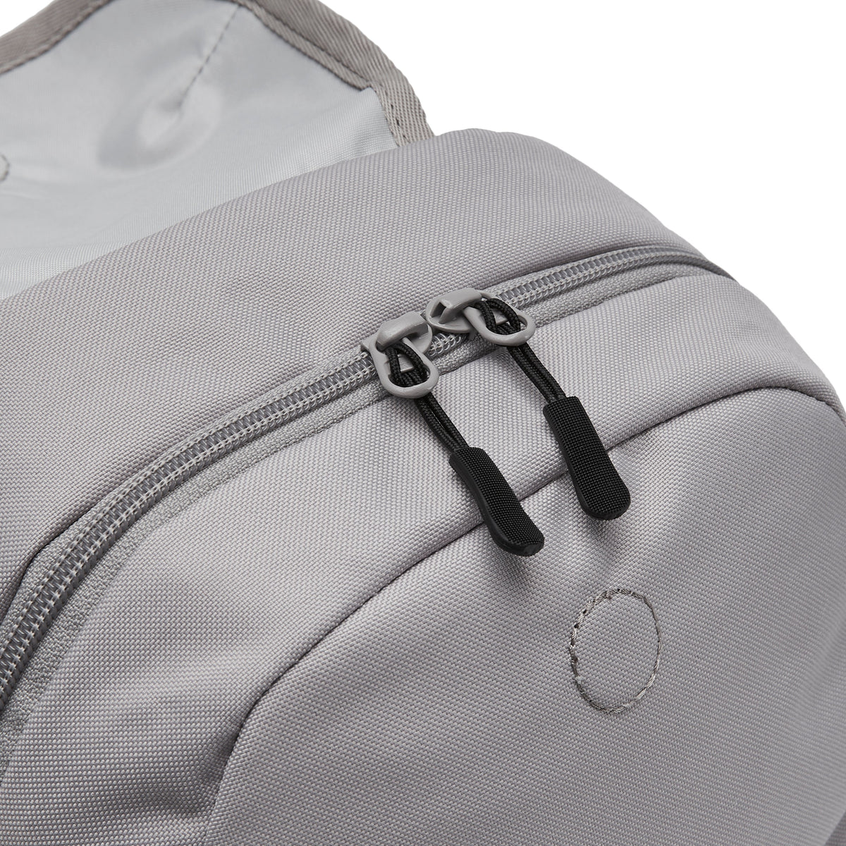 Ela Mo™ Mini Rucksack | Warm Grey. Großes Hauptfach mit Zwei-Wege-Reißverschluss am Rucksack.