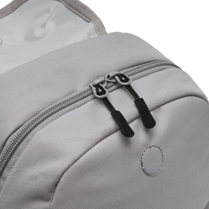 Ela Mo™ Mini Rucksack | Warm Grey. Großes Hauptfach mit Zwei-Wege-Reißverschluss am Rucksack.