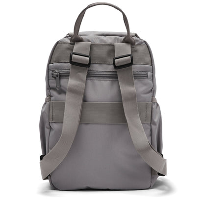 Ela Mo™ Mini Rucksack | Warm Grey. Rückseite des Rucksacks mit Schulterriemen und kleinem Außenfach auf weißem Hintergrund.