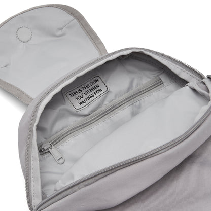 Ela Mo™ Mini Rucksack | Warm Grey. Hellgrauer Innenbereich des Rucksacks mit kleinem Fach und Reißverschluss.