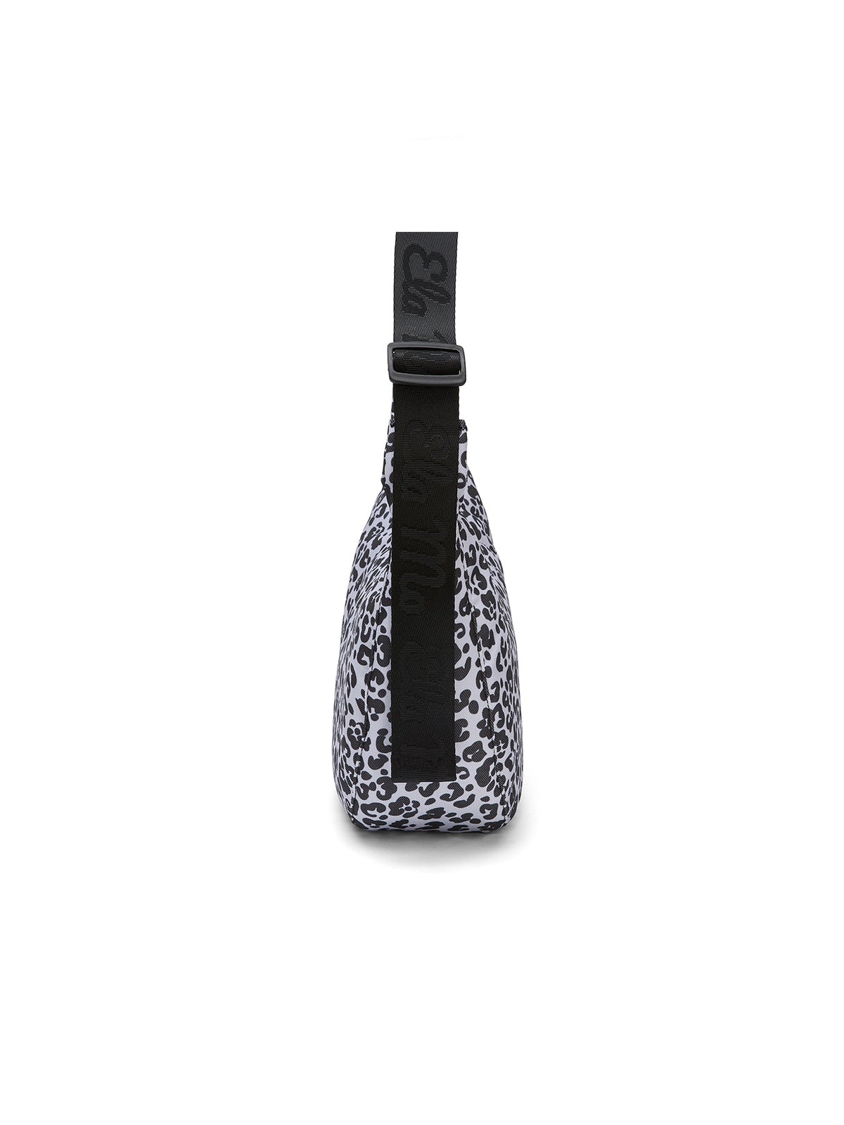 Ela Mo™ Moon Bag | Leo. Umhängetasche im Leopardenmuster von der Seite, mit schwarzem, verstellbarem Schulterriemen.