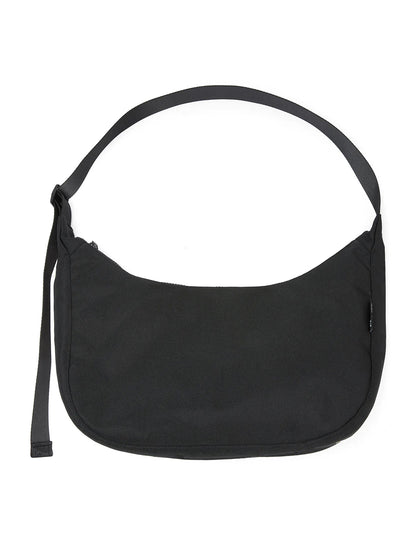 Ela Mo™ Moon Bag | Schwarz. Schwarze Umhängetasche mit verstellbarem Schulterriemen und Herstellerlogo.