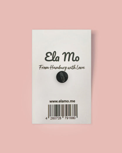 Ela Mo™ Mini Pin für Rucksäcke | Biene. Die Rückseite des kleinen Pins mit der Befestigung.