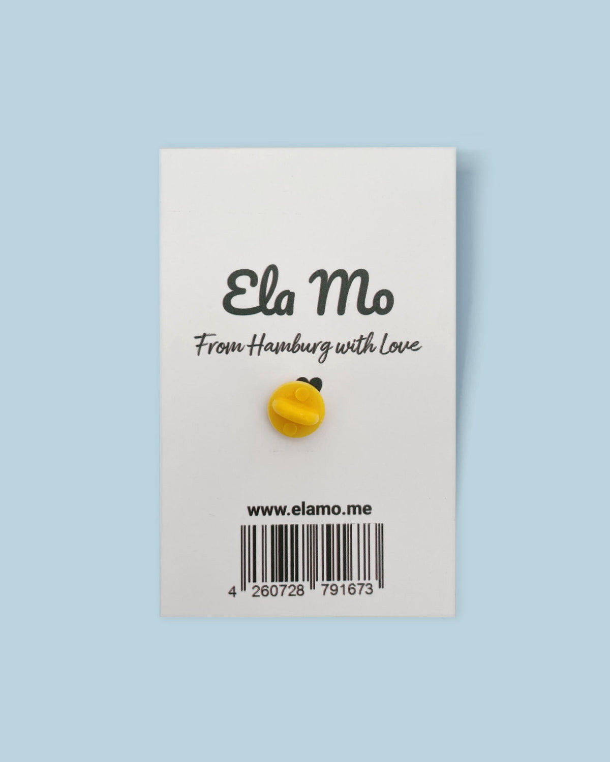 Ela Mo™ Mini Pin für Rucksäcke | Vergissmeinnicht. Die Rückseite des kleinen Pins mit der Befestigung.