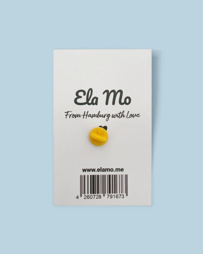 Ela Mo™ Mini Pin für Rucksäcke | Vergissmeinnicht. Die Rückseite des kleinen Pins mit der Befestigung.