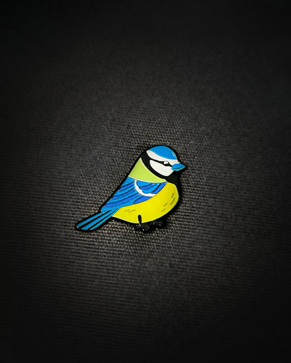 Ela Mo™ Pin für Rucksäcke - Meise auf schwarzem Rücksack