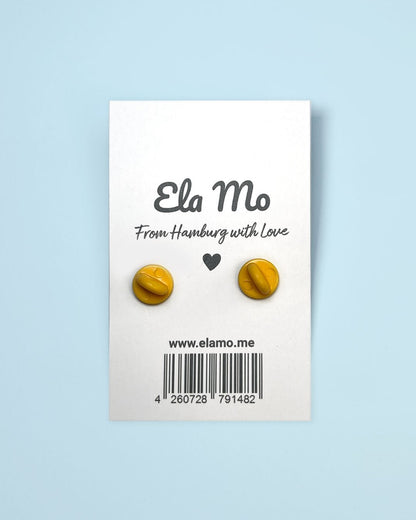 Ela Mo™ Pin für Rucksäcke| Rainbow. Die Rückseite des kleinen Pins mit zwei Befestigungen.