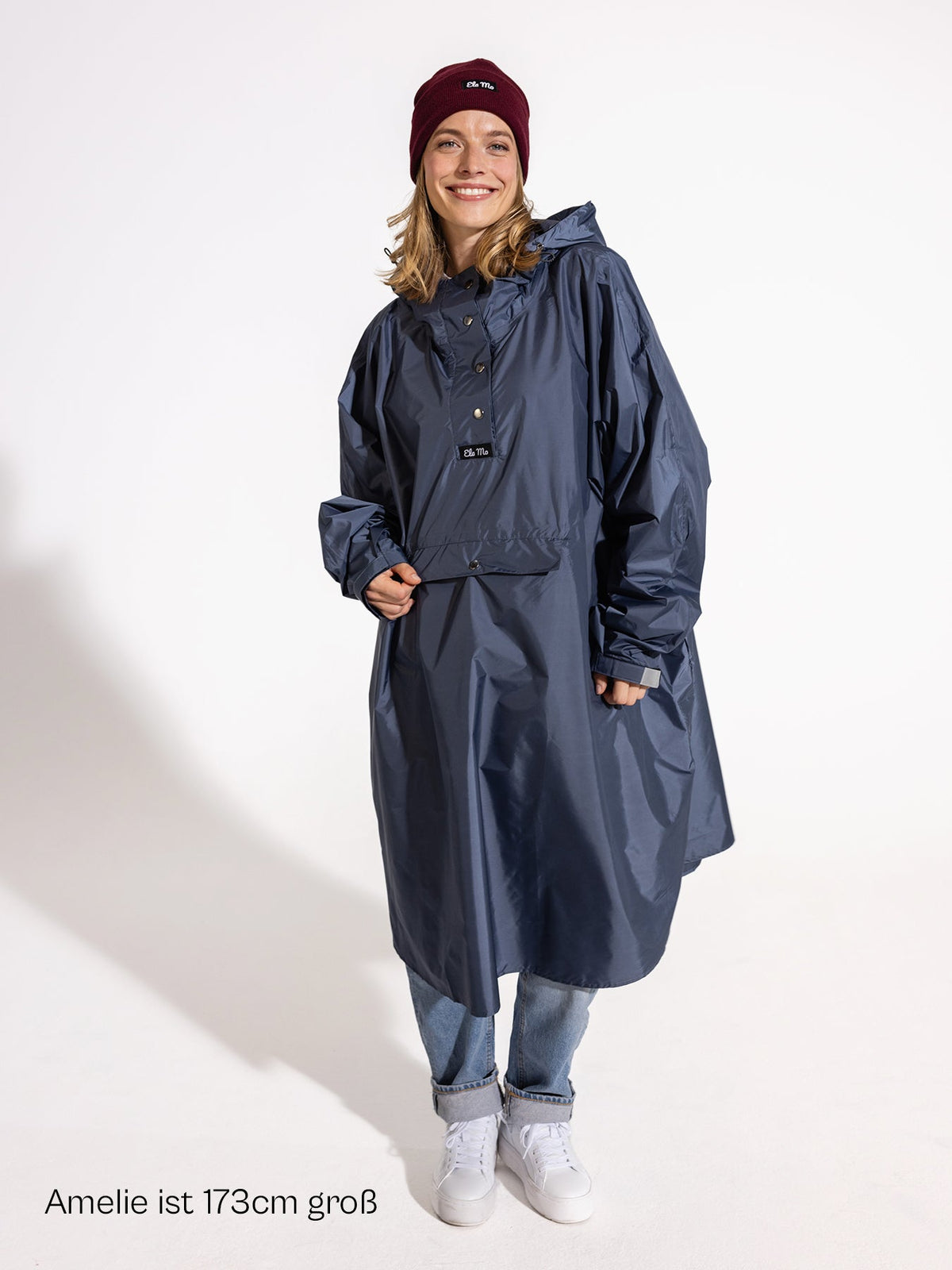 Ela Mo™ Regenponcho | Navy. Eine Frau im Regenponcho, mit Angabe ihrer Körpergröße.