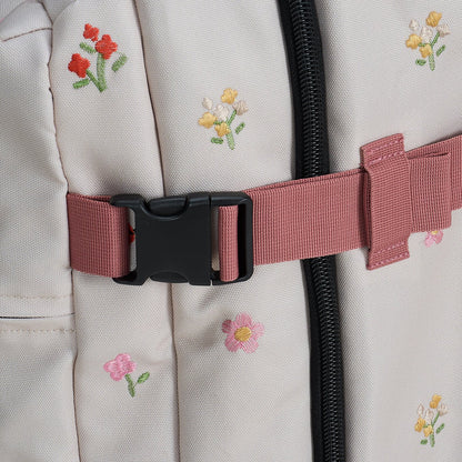 Ela Mo™ Reisetasche mit Rollen 42 Liter | Embroidery Edition Losy. Ein Klickverschluss der Tasche für mehr Sicherheit.