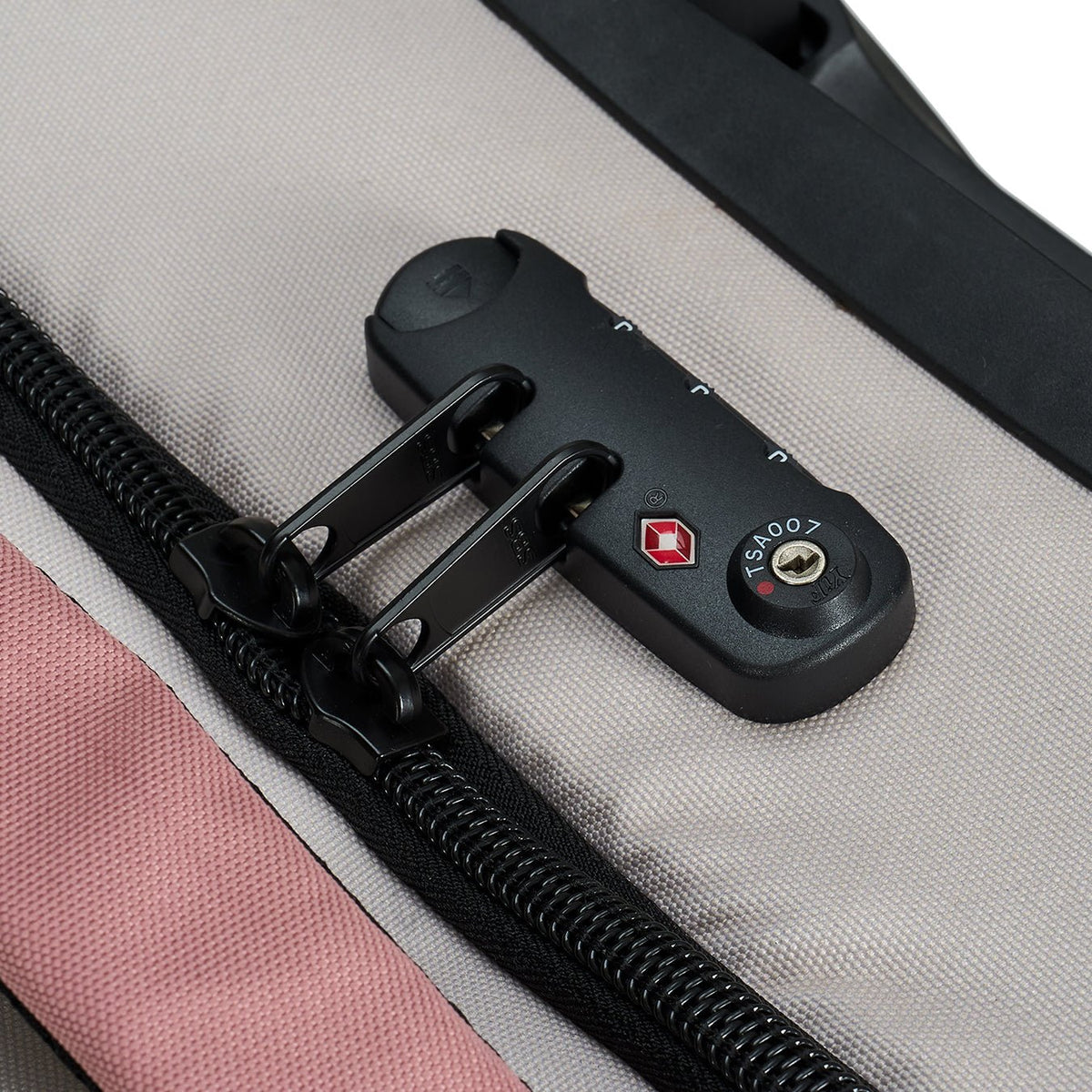Ela Mo™ Reisetasche mit Rollen 78 Liter | Embroidery Edition Losy. TSA-Zahlenschlossverschluss an der Tasche.