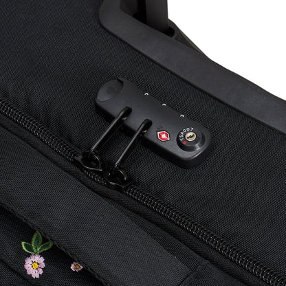 Ela Mo™ Reisetasche mit Rollen 78 Liter | Embroidery Edition Upsy Daisy. TSA-Zahlenschloss-Verschluss der schwarzen Tasche.