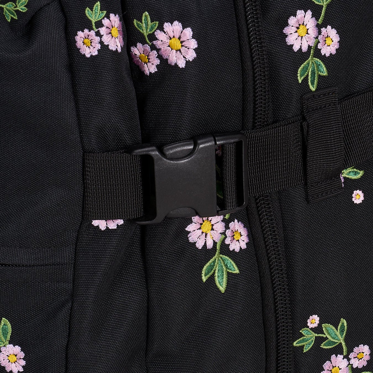 Ela Mo™ Reisetasche mit Rollen 78 Liter | Embroidery Edition Upsy Daisy. Ein Klickverschluss der Tasche für mehr Sicherheit.