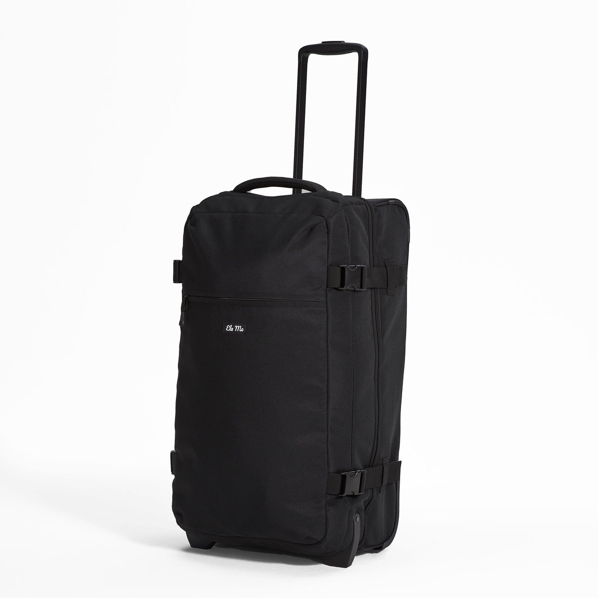 Ela Mo™ Reisetasche mit Rollen 78 Liter | Black. Reisetasche mit Klickverschluss von der linken Seite auf weißem Hintergrund