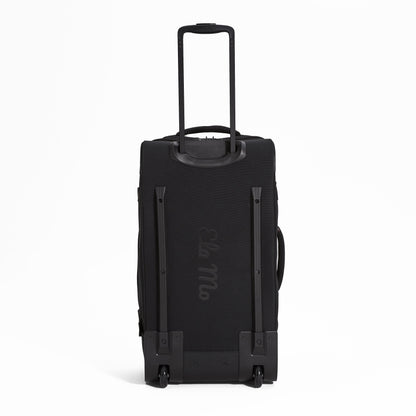 Ela Mo™ Reisetasche mit Rollen 78 Liter | Black. Die Rückseite der Reisetasche mit Rollen und Herstellerlogo in der Mitte.
