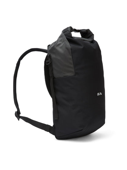 Ela Mo™ Rolltop Lite | Black. Seitenansicht des Rucksacks von links mit sichtbarem Schulterriemen.