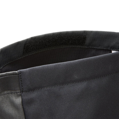 Ela Mo™ Rolltop Lite | Black. Klettverschluss an einem schwarzen Rucksack.