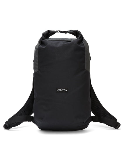Ela Mo™ Rolltop Lite | Black. Ein schwarzer Rucksack mit Herstellerlogo auf weißem Hintergrund.