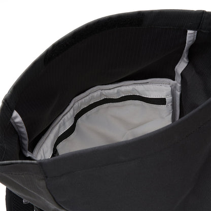 Ela Mo™ Rolltop Lite | Black. Grauer Innenbereich des Rucksacks.