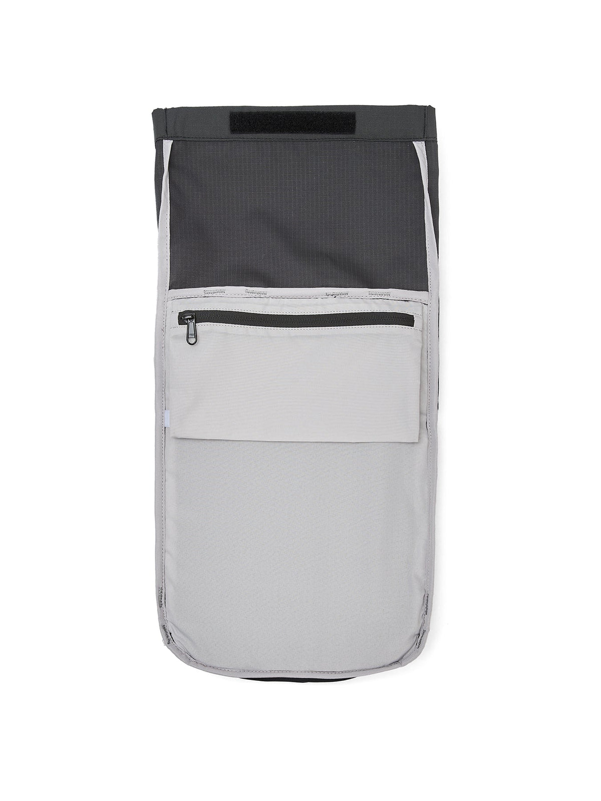Ela Mo™ Rolltop Lite | Black. Der graue Innenraum des Rucksacks verfügt über ein Innenfach mit Reißverschluss.