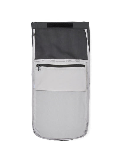 Ela Mo™ Rolltop Lite | Black. Der graue Innenraum des Rucksacks verfügt über ein Innenfach mit Reißverschluss.