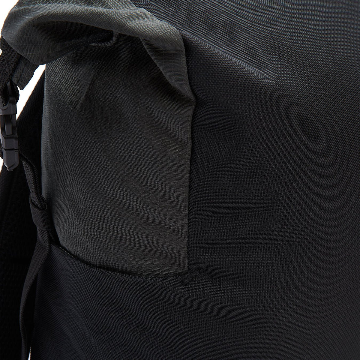 Ela Mo™ Rolltop Lite | Black. Rucksack mit seitlichem Klickverschluss und Seitenfach.