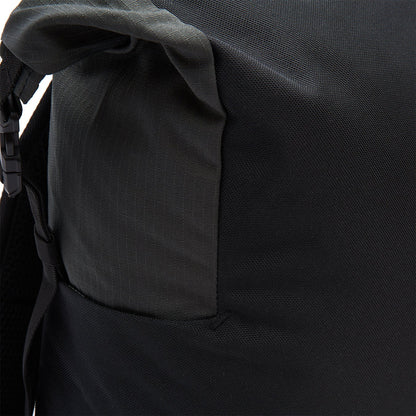 Ela Mo™ Rolltop Lite | Black. Rucksack mit seitlichem Klickverschluss und Seitenfach.