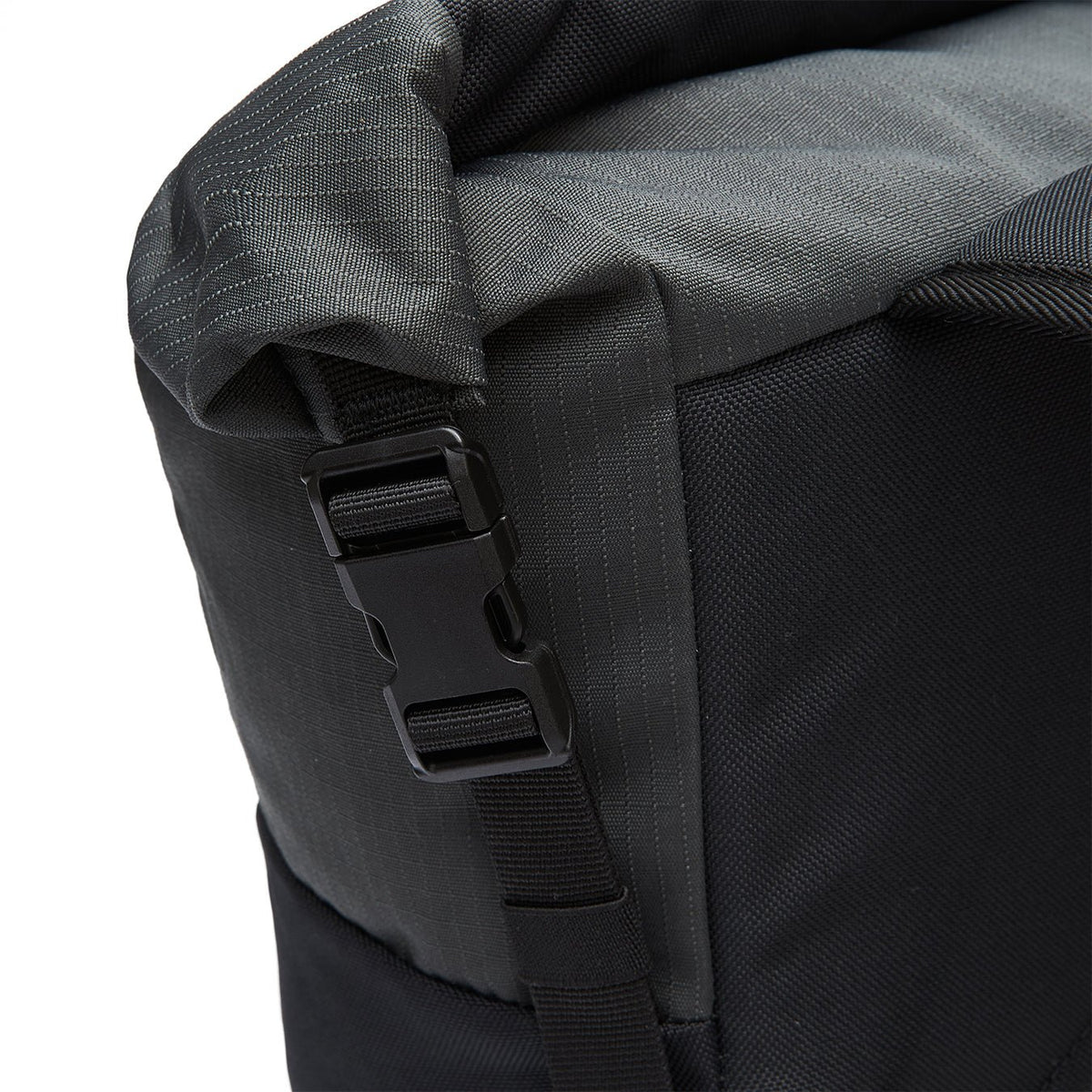 Ela Mo™ Rolltop Lite | Black. Rucksack mit seitlichem Klickverschluss.