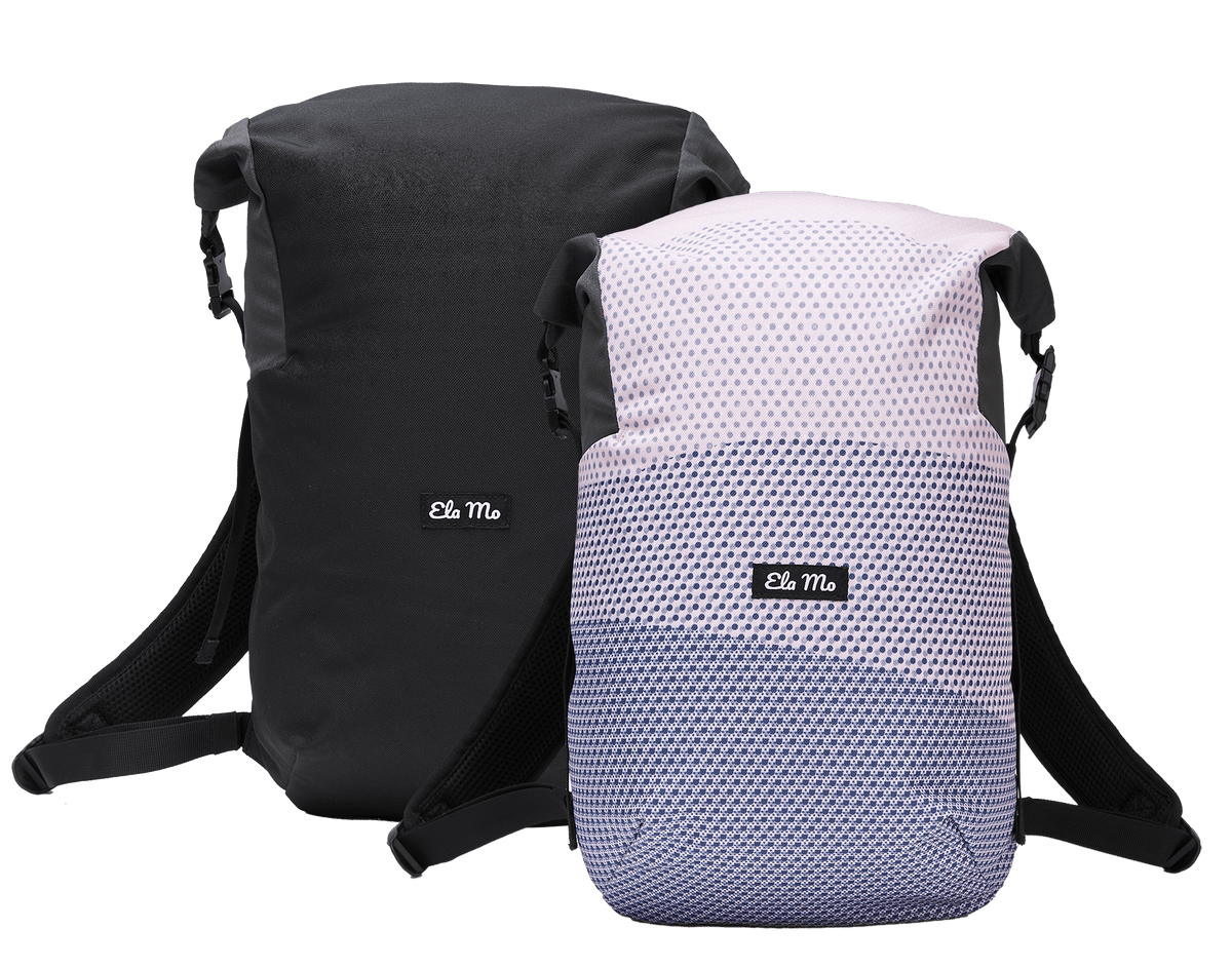 Ela Mo™ Rolltop Lite | New Horizon. Zwei Rucksäcke in Blautönen und Schwarz von vorne mit dem Herstellerlogo darauf.