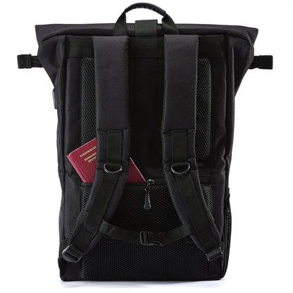 Ela Mo™ Rolltop Rucksack | Beauty in Darkness. Die Rückseite des Rucksacks mit Schulterriemen und kleinem Außenfach.
