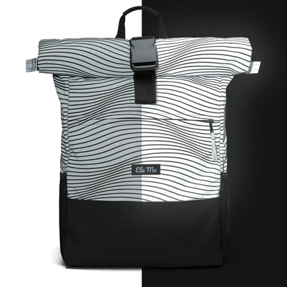 Ela Mo™ Rolltop Rucksack Night Edition | Wave. Ein reflektiver Rucksack mit Herstellerlogo.