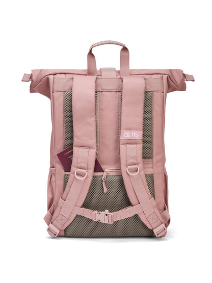 Ela Mo™ Rolltop Rucksack | Pastel Rose. Die Rückseite des Rucksacks mit einem Außenfach und Schulterriemen.