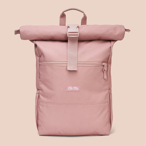 Ela Mo™ Rolltop Rucksack | Pastel Rose. Ein Rucksack auf rosa Hintergrund mit Herstellerlogo in der Mitte