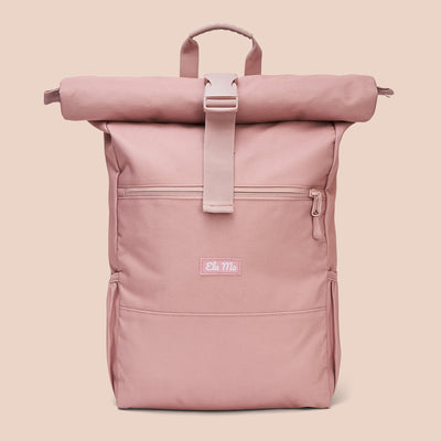 Ela Mo™ Rolltop Rucksack | Pastel Rose. Ein Rucksack auf rosa Hintergrund mit Herstellerlogo in der Mitte