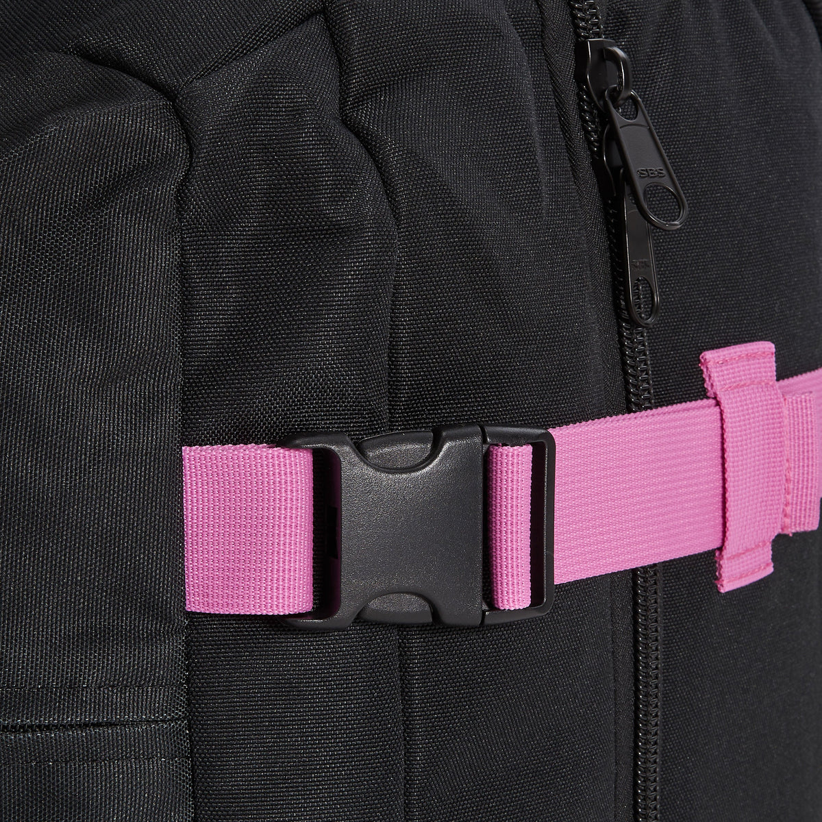 Ela Mo™ Reisetasche mit Rollen 78 Liter | Beauty in Darkness. Klickverschluss an der Seite für zusätzliche Sicherheit.