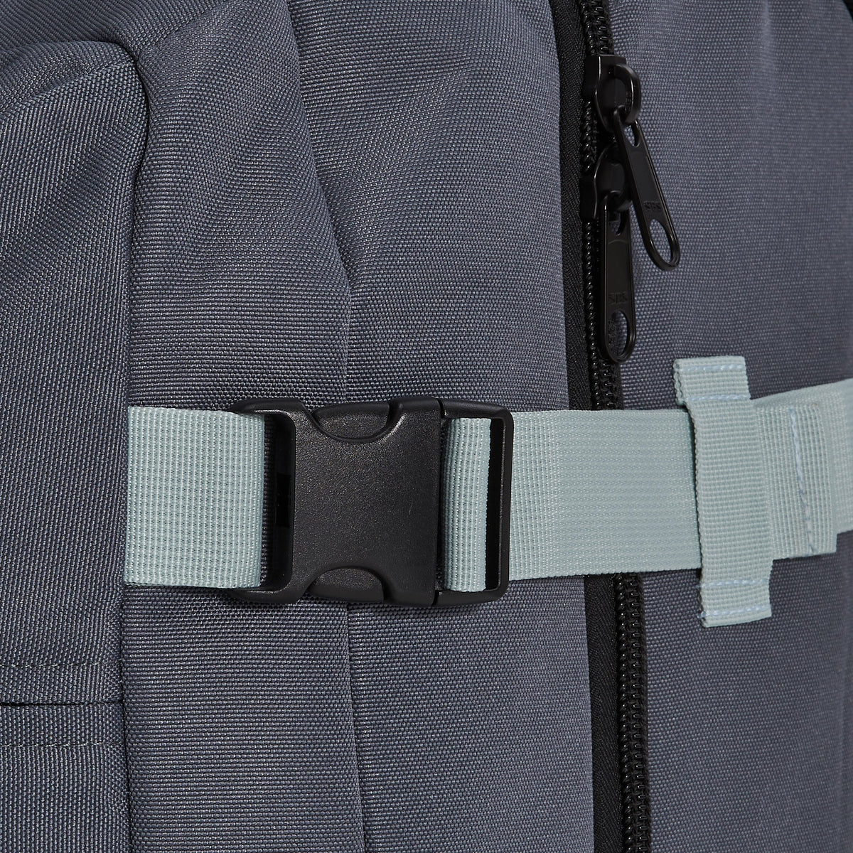Ela Mo™ Reisetasche mit Rollen 78 Liter | Darkgrey Mint. Klickverschluss an der Seite für zusätzliche Sicherheit.