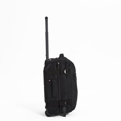 Ela Mo™ Reisetasche mit Rollen 42 Liter | Black.Reisetasche mit Klickverschluss von der rechten Seite auf weißem Hintergrund