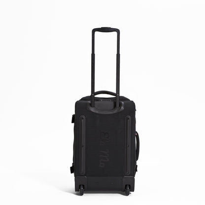 Ela Mo™ Reisetasche mit Rollen 42 Liter | Black. Die Rückseite der Reisetasche mit Rollen und Herstellerlogo in der Mitte.