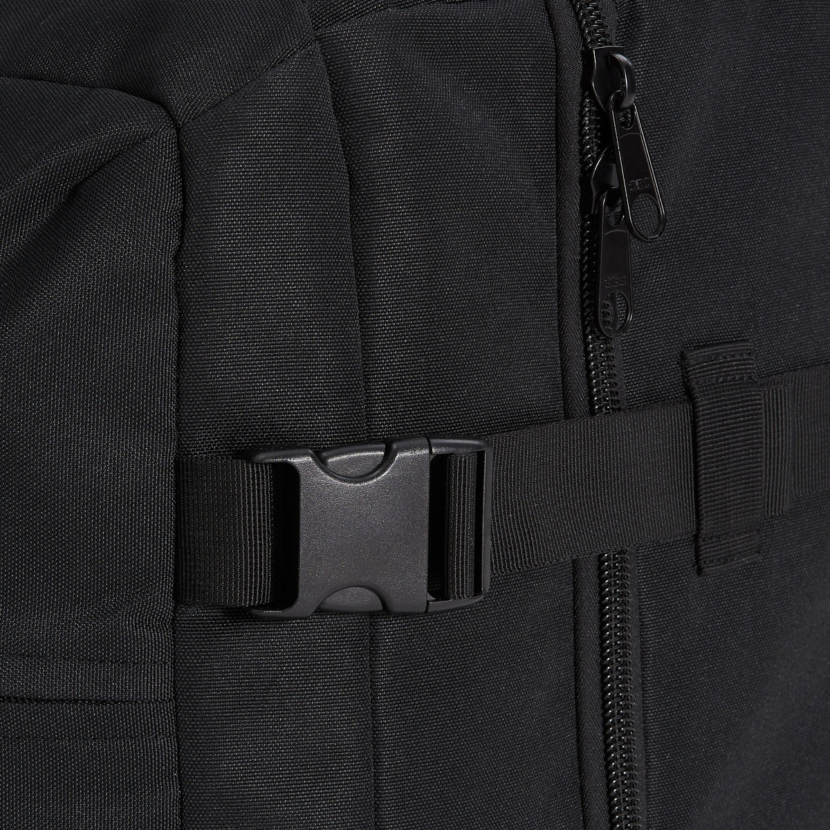 Ela Mo™ Reisetasche mit Rollen 42 Liter | Black. Klickverschluss an der Seite für zusätzliche Sicherheit.