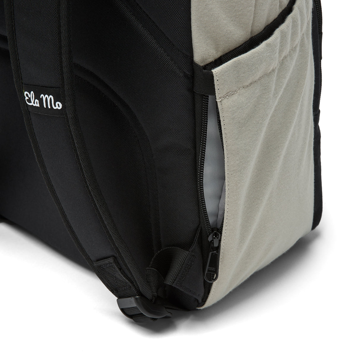 Ela Mo™ Work Rucksack | Dessert. Seitliches Flaschenfach und Außenfach mit Reißverschluss am Rucksack.