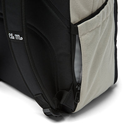 Ela Mo™ Work Rucksack | Dessert. Seitliches Flaschenfach und Außenfach mit Reißverschluss am Rucksack.